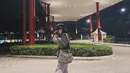 Bidikan foto diambil saat dirinya sedang bermain HP, Dea Annisa tetap terlihat keren. Meski wajahnya menunduk dan tertutup topi, mantan artis ciilik ini tetap terlihat memesona. Tampil boyish dengan padu padan outfit oversize, bintang sinetron lawas Mutiara ini tampil beda. (Liputan6.com/IG/@deaaannisa)