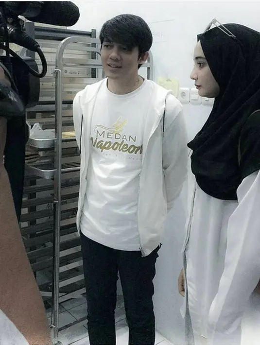 Selama tiga bulan suaminya menjalani syuting di Malaysia. Itu membuat Zaskia bolak-balik Jakarta Kuala Lumpur. Zaskia juga harus tahu dengan jadwal suami yang kadang terkendala faktor cuaca. (Instagram/zaskiasungkar15)