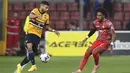 Gelandang Sampdoria Mehdi Leris berebut bola dengan bek Cremonese Emanuel Aiwu pada pekan ke-11 ajang Serie A di Giovanni Zini Stadium, Senin (24/10/2022). Pertandingan ini diwarnai dengan 3 kartu kuning untuk Cremonese dan 5 untuk tim penyerang Sampdoria. (Claudio Grassi/LaPresse via AP)