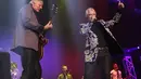 Grup soft rock asal Australia, Air Supply saat menggelar konser "40th Anniversary" di Jakarta, Jumat (3/3). (Liputan6.com/Herman Zakharia)