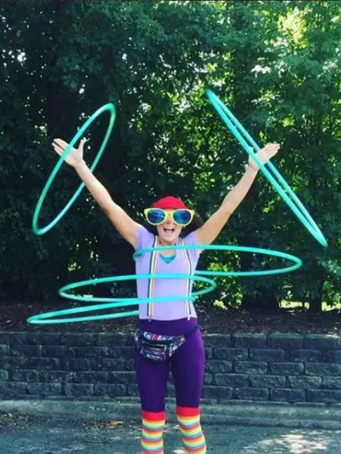 [Bintang] Jago Banget! Cewek Ini Bisa Mainkan Banyak Hula Hoop di Tubuh!