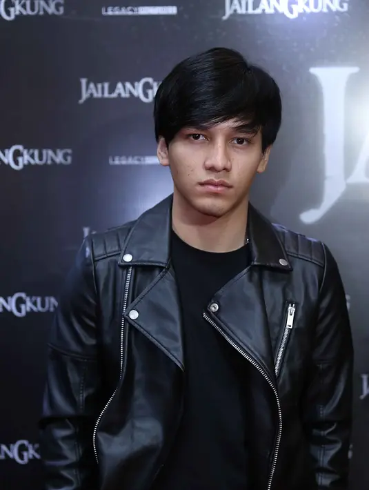 Dalam film Jailangkung, aktor yang mengawali kariernya tahun 2013 lewat tayangan series di televisi itu kembali dipasangkan dengan Amanda Raweles. Keduanya kembali dipasangkan sebagai sepasang kekasih. (Nurwahyunan/Bintang.com)