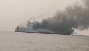 Detik-detik Kapal Batu Mandi Terbakar, Api Muncul di Buritan