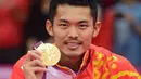 Lin Dan menunjukkan medali emasnya setelah mengalahkan Lee Chong Wei dalam Olimpiade London 2012 di London, Inggris, 5 Agustus 2012. Lin Dan dianggap sebagai salah satu tunggal putra terbaik di dunia. (Adek BERRY/AFP)