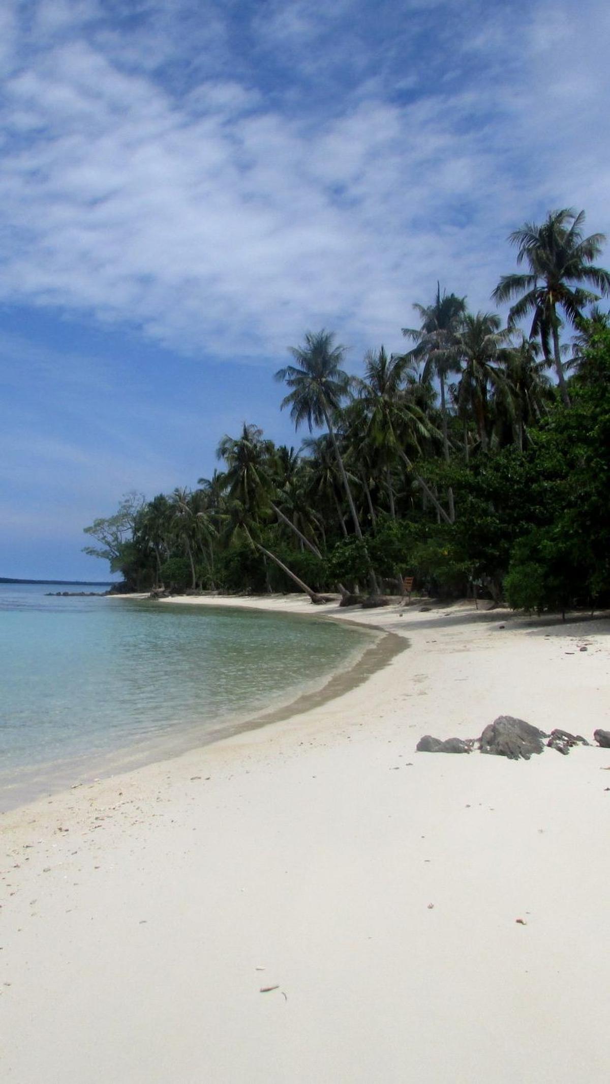 <b>1. Pantai Karimunjawa, Jepara</b>