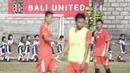 Sejumlah anak-anak SD berolahraga dengan berbagi lapangan bersama pemain Persija yang sedang latihan jelang laga Piala Presiden melawan Persita di Lapangan Trisakti, Bali, Rabu (2/9/2015). (Bola.com/Vitalis Yogi Trisna) 