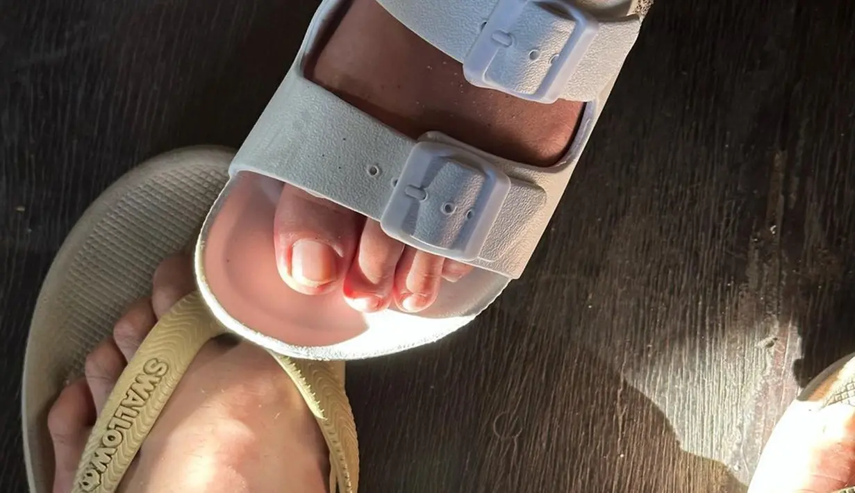 Bio One juga pamer foto kaki bareng Jubilee Marisa. Melihat postingan ini, fokus netizen terbagi karena Bio One mengenakan sandal jepit sederhana harga murah yang cukup populer. Sebelum pacaran dengan Jubilee Marisa, Bio One pernah menjalin hubungan dengan Anya Geraldine, Beby Tsabina, Mutiara Hazle hingga pernah dikabarkan dekat dengan Rachel Cia. (Liputan6.com/IG/@bojvoyej)