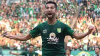 Penyerang Persebaya Surabaya, Manuchehr Jalilov, menjadi bintang lapangan ketika Persebaya menang 1-0 atas Madura United di leg pertama semifinal Piala Presiden 2019 di Stadion Gelora Bung Tomo, Surabaya, Rabu (3/4/2019). (Bola.com/Aditya Wany)