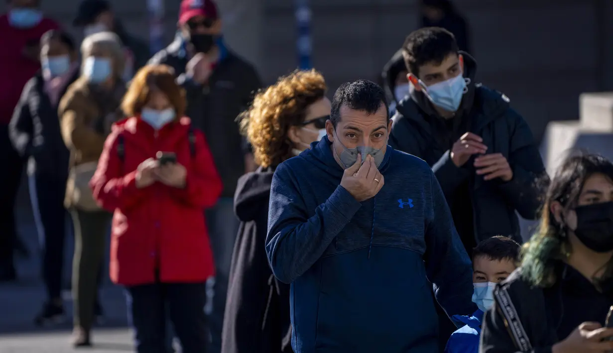 Orang-orang mengantre untuk tes COVID-19 di rumah sakit La Paz di Madrid, Spanyol (28/12/2021). Spanyol menghadapi jumlah infeksi virus corona tertinggi, dengan beberapa daerah mempertimbangkan pembatasan lebih lanjut pada kehidupan sosial ke depan dari akhir tahun. (AP/Manu Fernandez)