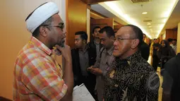 Ali Mochtar Ngabalin berbincang dengan Aburizal Bakrie, Jakarta, Selasa (10/3/2015).Ical berencana menggugat putusan Menhukham ke PTUN. (Liputan6.com/Herman Zakharia)