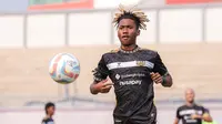 Pemain Dewa United, Alta Ballah berusaha mengejar bola pada laga lanjutan BRI Liga 1 2023/2024 antara Dewa United melawan Persebaya Surabaya di Indomilk Arena, Tangerang, Sabtu (30/09/2023). (Bola.com/Bagaskara Lazuardi)