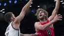 Chicago Bulls center, Robin Lopez #8 berusaha melewati hadangan Brooklyn Nets center, Brook Lopez #11 pada laga NBA basketball game, (31/10/2016) Bulls menang 118-88. (AP/Mary Altaffer)