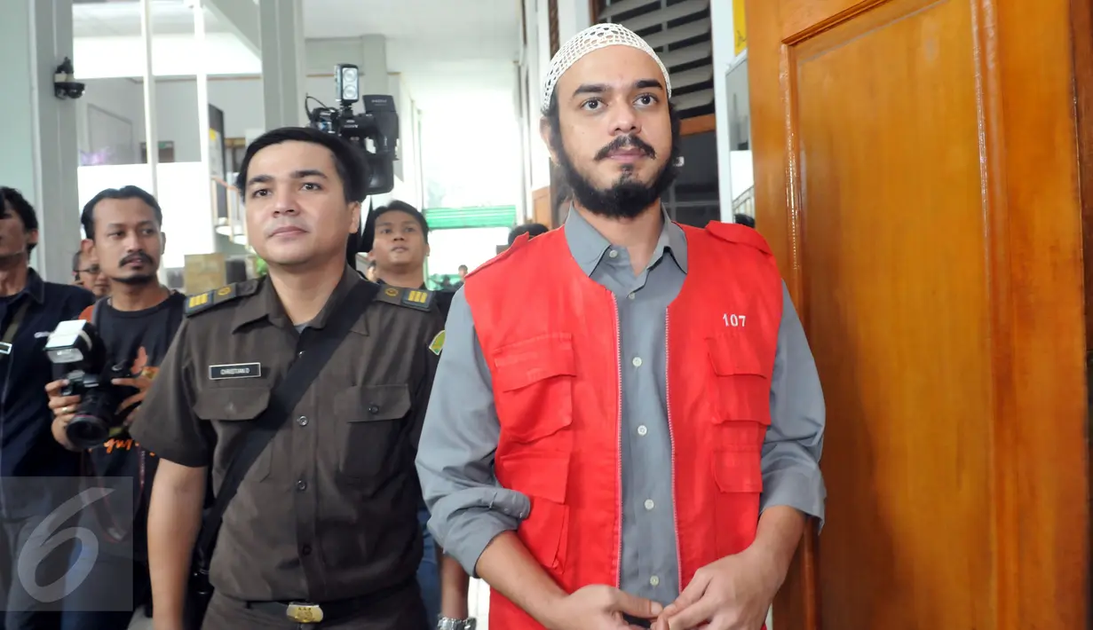 Rio Reifan (kanan) dikawal petugas menuju ruang sidang untuk menjalani sidang lanjutan kasus narkoba di PN Jakarta Selatan, Senin (29/6/2015). Rio ditangkap pada 8 Januari lalu di dekat Apartemen Kalibata City, Jaksel. (Liputan6.com/Panji Diksana)