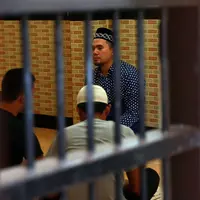 Titik kejenuhan saat ditahan, dan masalahnya yang makin melebar kemana-mana membuat dirinya merasakan beratnya hidup. (Deki Prayoga/Bintang.com)