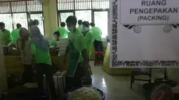 Selama bulan Ramadan, Masjid Istiqlal menyediakan 3000 takjil gratis bagi masyarakat yang berbuka puasa di masjid tersebut, Jakarta, Kamis (10/7/14). (Liputan6.com/Faizal Fanani)