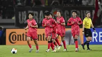 Selebrasi para pemain Timnas putri Korea Selatan U-17 merayakan gol keempat ke gawang Timnas putri Indonesia U-17 yang dicetak Park Ji-yu (kedua kiri) pada laga Grup A Piala Asia putri U-17 2024 di Stadion Kapten I Wayan Dipta, Gianyar, Bali, Kamis (9/5/2024). (Dok. AFC)
&nbsp;