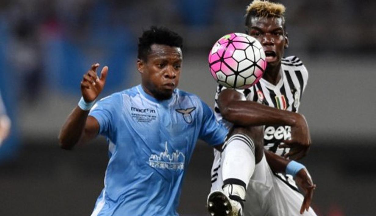 Striker Juventus, Paul Pogba (kanan) berebut bola dengan pemain Lazio, Ogenyi Onazi, dalam final Piala Super Italia 2015 di Stadion Shanghai, Tiongkok. Sabtu (8/8/2015). (AFP Photo/Johanne Eisele)