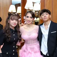 Tampil Pakai Dress Bulu-Bulu, Ini 6 Potret Ulang Tahun Angel Karamoy. (Foto: Instagram/lovelyrum)