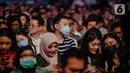 Sejumlah pengunjung menggunakan masker saat menyaksikan Java Jazz Festival 2020 di JIExpo Kemayoran, Jakarta, Jumat (28/2/2020). Promotor meminta penonton memakai masker saat menghadiri Java Jazz Festival 2020 untuk mengantisipasi penyebaran virus corona. (Liputan6.com/Faizal Fanani)