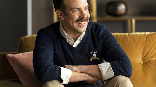 Jason Sudeikis  dalam Ted Lasso. (Apple TV+ via AP)