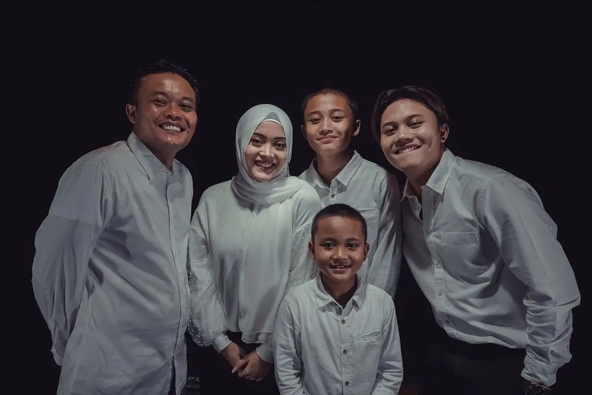 Bandingkan Foto Jadul, Ini 5 Aksi Tik Tok Sule dan Anak-anaknya yang Curi Perhatian