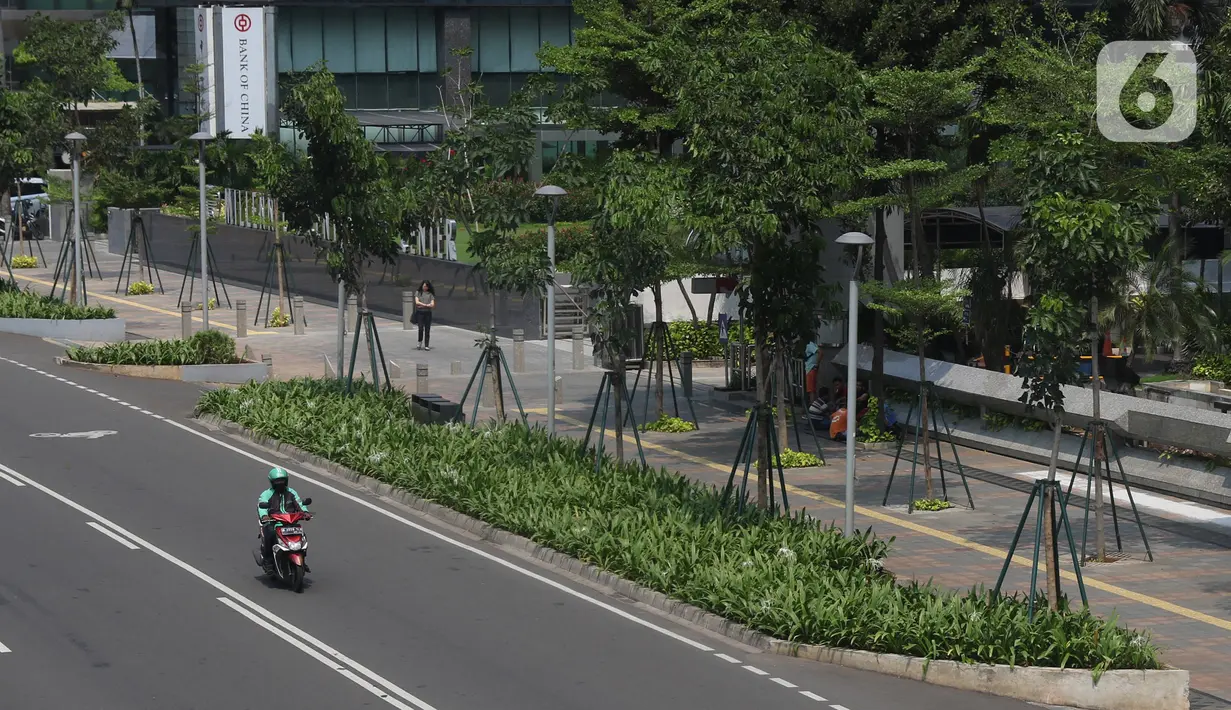 Pengendara sepeda motor melintas di jalanan Ibu Kota Jakarta, Selasa (24/12/2019). Libur Natal dan Tahun Baru membuat kondisi lalu lintas di Jakarta lengang. (Liputan6.com/Angga Yuniar)