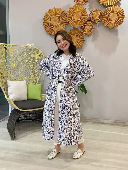 "Terus bisa nemenin Rizky seharian juga, 24 jam setiap saat. Itu udah satu bulan lebih dan itu bikin happy, alhamdulillah," tambah Rossa.  (Instagram/itsrossa)