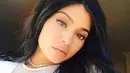 Dengan baju gombrong berwarna putih, Kylie Jenner benar-benar terlihat berbeda. (instagram/kyliejenner)
