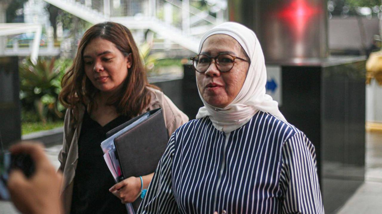 Tiba di depan Gedung Merah Putih Komisi Pemberantasan Korupsi (KPK), Eks Dirut Pertamina Karen Agustiawan tampak didampingi seorang wanita yang membawa sejumlah berkas di tangannya pada Selasa (19/9/2023).