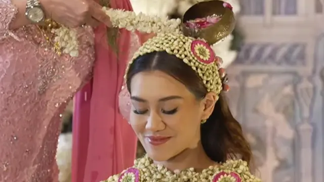 6 Potret Siraman Aaliyah Massaid Dibalut Roncean Melati-Kain Jumputan, Mudjie Massaid Turut Gendong Gantikan Mendiang Adjie Massaid