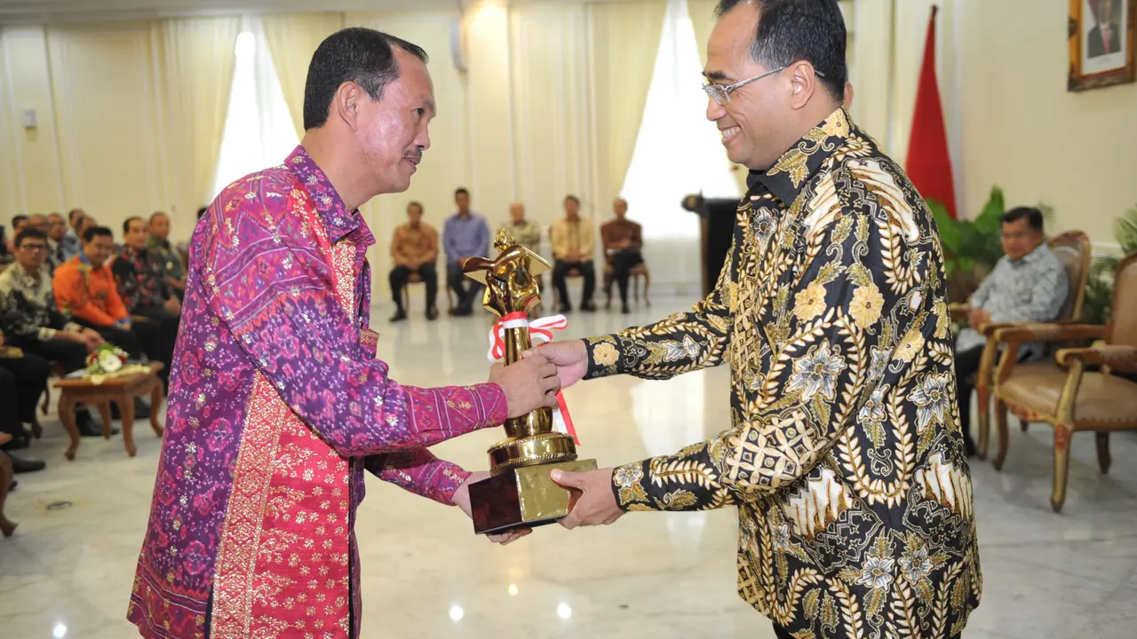 Menteri Perhubungan, Budi Karya Sumadi memberikan penghargaan Wahana Tata Nugraha kepada Walikota Palembang, Harnojoyo (Liputan6.com/Nefri Inge)