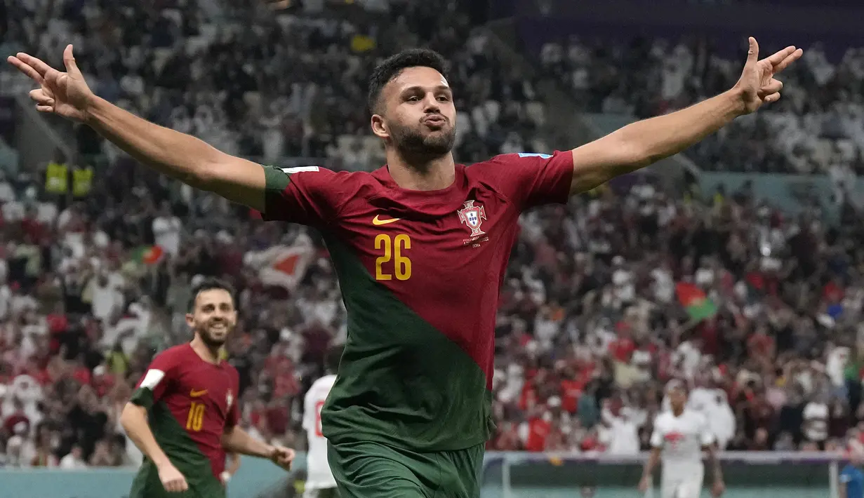 <p>16 menit kemudian, Ramos sukses membobol gawang Swiss untuk yang ketiga kalinya sekaligus mencatatkan diri sebagai pencetak hattrick pertama di Piala Dunia 2022. (AP/Alessandra Tarantino)</p>