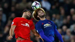Pemain Liverpool, Emre Can berebut bola di udara dengan pemain MU, Marouane Fellaini pada pertandingan Liverpool menjamu MU di stadion Anfield, Liverpool, Inggris (17/17). (Reuters/Phil Noble) 