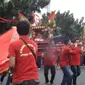 Warga Cirebon memadati ruas jalan untuk menyaksikan kirab budaya Cap Go Meh.