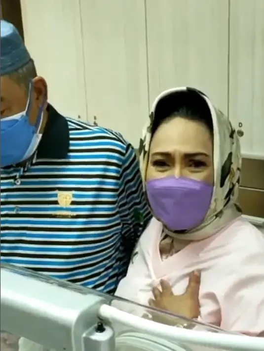 Hetty Koesendang terima cucu pertama (Instagram/hke57)