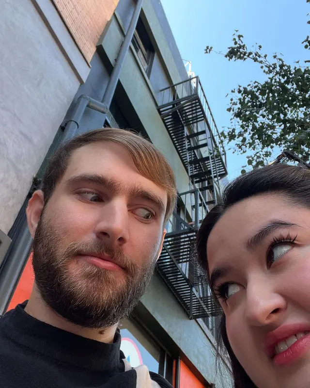 Unggahan terbarunya disebut jadi tanda pernikahan, ini 6 momen mesra Stephanie Poetri dan Asher Novkov