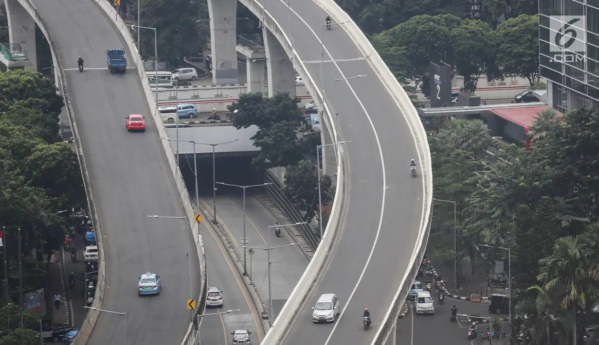 Kendaraan bermotor melintas di kawasan Jalan Layang Non Tol (JLNT) Tanah Abang - Kampung Melayu, Jakarta, Rabu (6/3). Meski sudah ada rambu larangan, pemotor nekat menerobos. (Liputan6.com/Fery Pradolo)