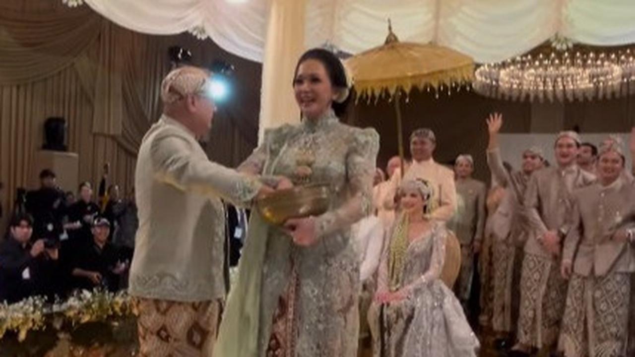 Potret Keseruan Maia Estianty dan Irwan Mussry di Momen Upacara Sawer Al Ghazali dan Alyssa Daguise, Heboh Bagi-Bagi Rezeki dengan Bahagia