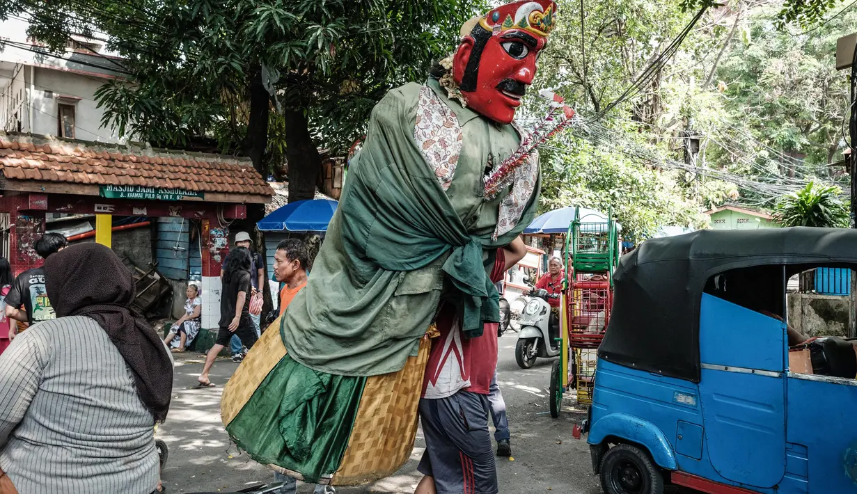 Fenomena ondel-ondel untuk ngamen pun menimbulkan kegelisahan di masyarakat, khususnya pemerhati dan budayawan Betawi. (Yasuyoshi CHIBA/AFP)