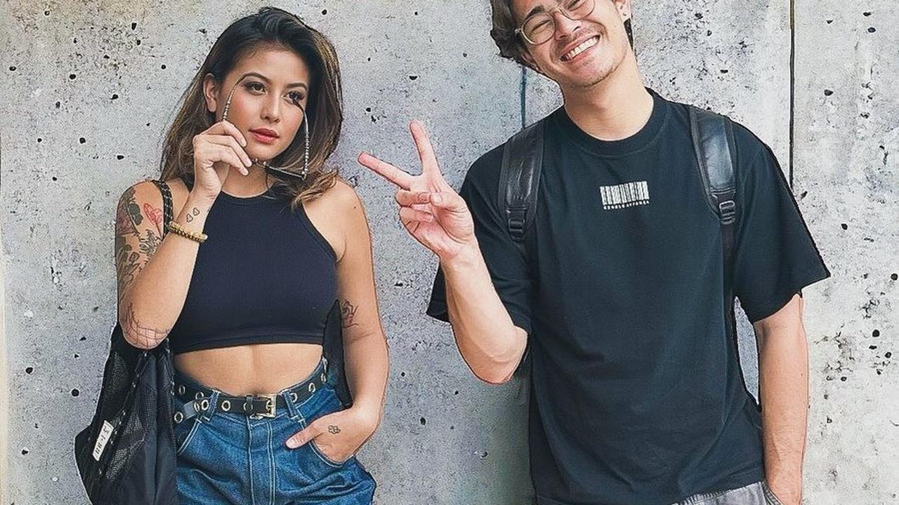 Awkarin dan pacarnya lagi bucin berat! Setiap postingan mereka bikin gemes dan iri.<br><br>