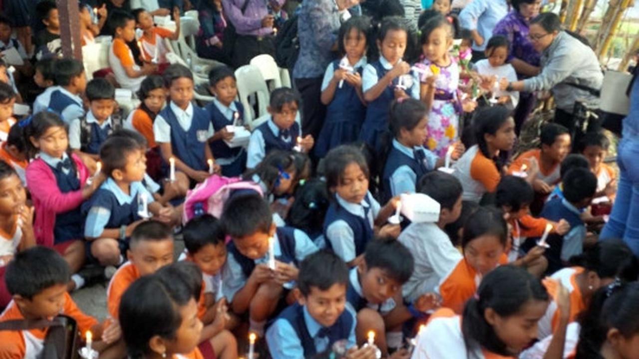 Doa bersama ratusan siswa SD kenang 100 hari kepergian Angeline