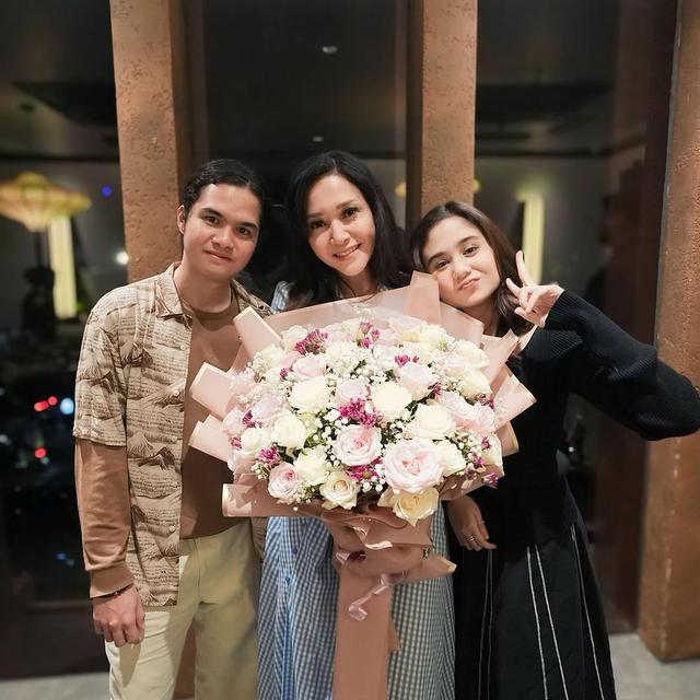 6 Potret Ultah Maia Estianty Rayakan Bareng Anak dan Calon Mantu, Alyssa Kirim Bunga