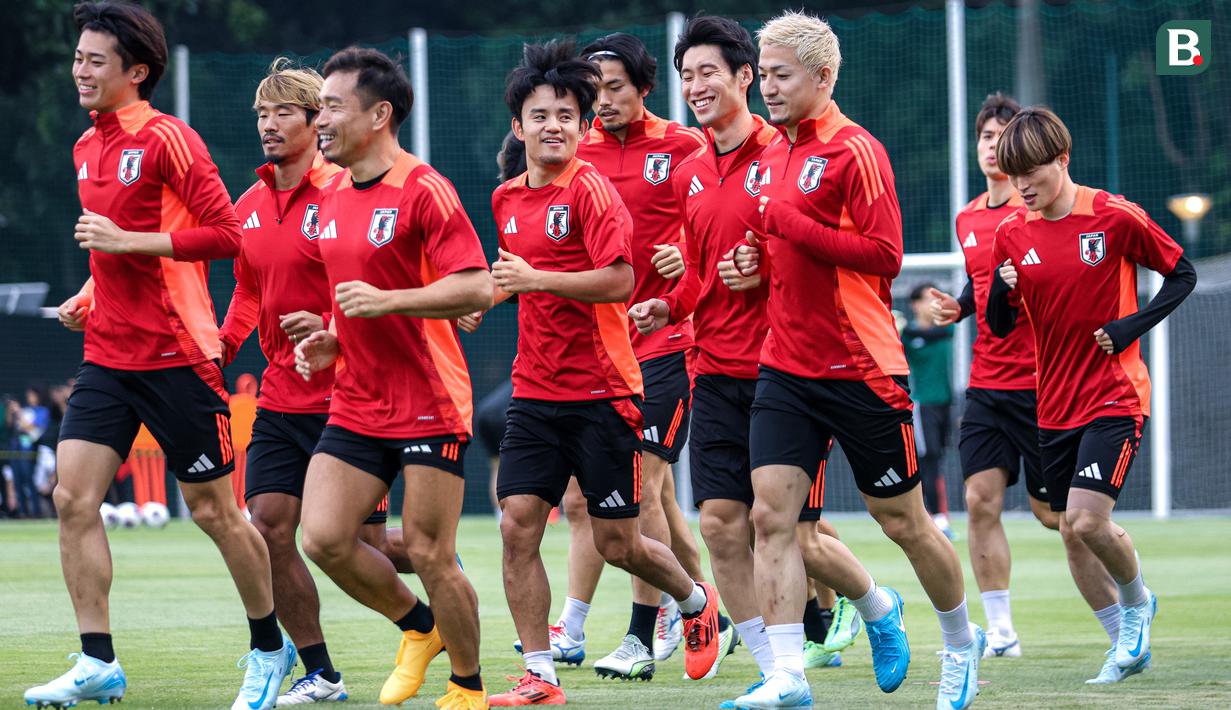 <p>Takefusa Kubo (tengah) bersama para pemain Timnas jepang melakukan pemanasan saat sesi latihan menjelang laga lanjutan putaran ketiga Kualifikasi Piala Dunia 2026 melawan Timnas Indonesia yang berlangsung di Lapangan A, Kompleks Stadion Utama Gelora Bung Karno (SUGBK), Senayan, Jakarta, Rabu (13/11/2024). (Bola.com/Bagaskara Lazuardi)</p>