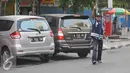 Petugas parkir memakirkan mobil di Jalan Sabang, Jakarta, Senin (21/9/2015). Sesuai janji Unit Pengelola Perparkiran Dishub mereka akan diberi gaji mencapai dua kali upah minimum provinsi (UMP). (Liputan6.com/Gempur M Surya)