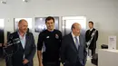 Iker Casillas tiba di FC Porto dan bertemu Presiden Klub, Jorge Pinto da Costa, untuk menandatangani kontrak berdurasi dua tahun. (14/7/2015). (AP Photo/Paulo Duarte)