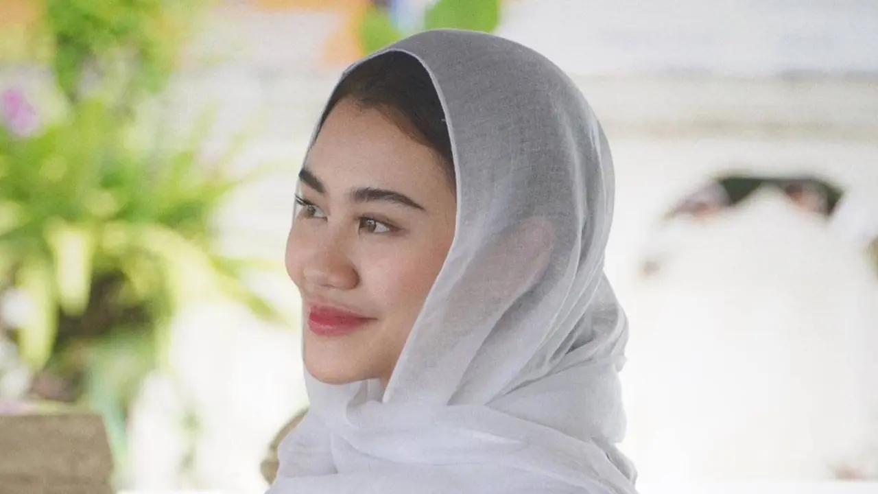 Potret Aaliyah Massaid Nyekar ke Makam Bung Karno, Tampil Anggun dengan Kerudung