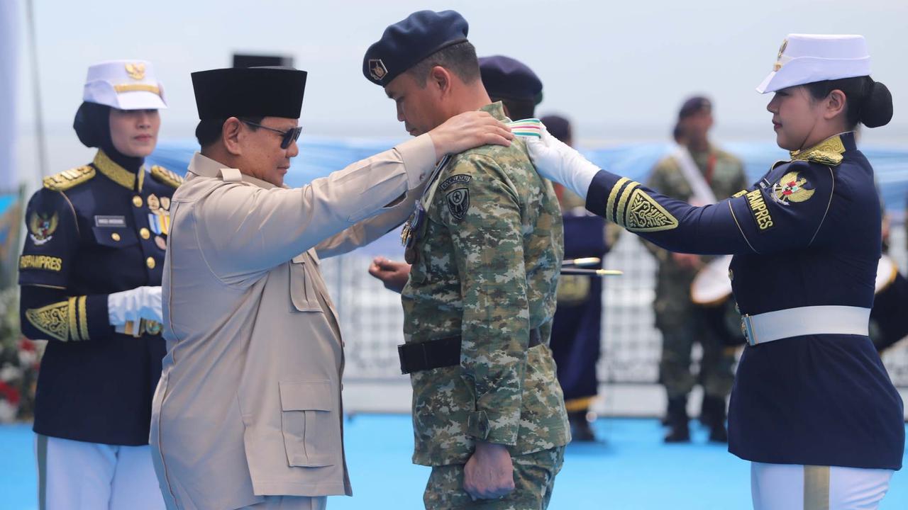 FOTO: Di Atas Kapal Perang, Presiden Prabowo Beri Penghargaan Tertinggi kepada Prajurit TNI