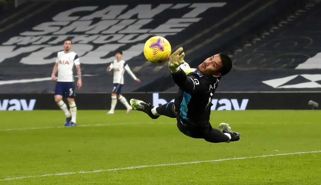 Penjaga gawang Fulham Alphonse Areola melakukan penyelamatan saat melawan Tottenham Hotspur pada pertandingan Liga Inggris di Stadion Tottenham Hotspur, London, Inggris, Rabu (13/1/2021). Pertandingan berakhir dengan skor 1-1. (Matthew Childs/Pool via AP)