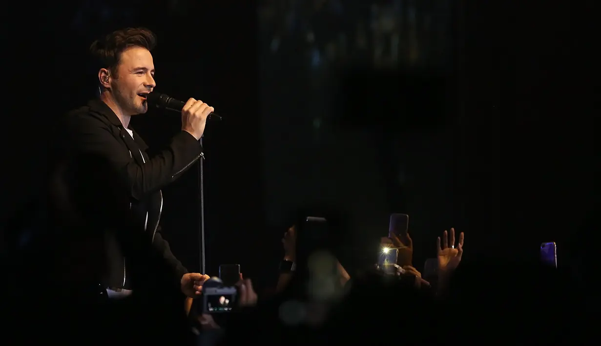 "Terima kasih Indonesia, terima kasih banyak. Aku akan datang ke Indonesia tahun depan dengan album baruku, terima kasih banyak," ujar Shane Filan saat menutup konser. (Bambang E. Ros/Bintang.com)