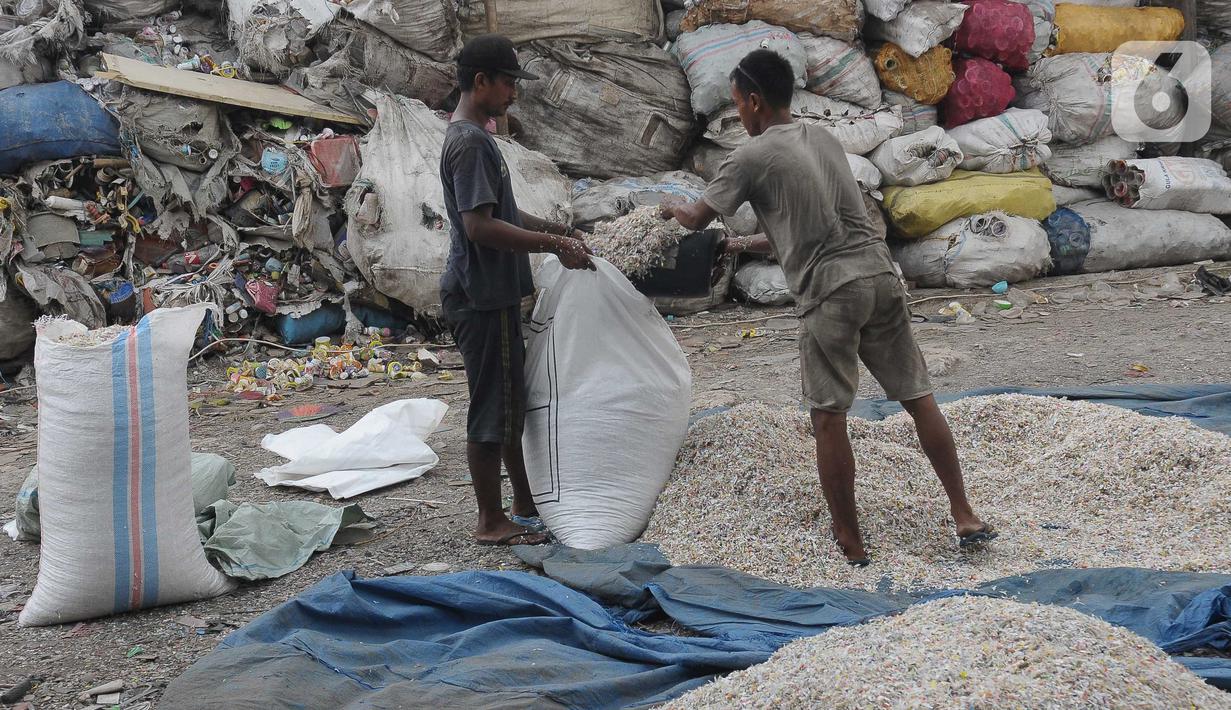 Daur ulang sampah plastik menjadi barang yang lebih bermanfaat dengan mengolahnya menjadi bentuk lain memiliki nilai ekonomis. (merdeka.com/Imam Buhori)